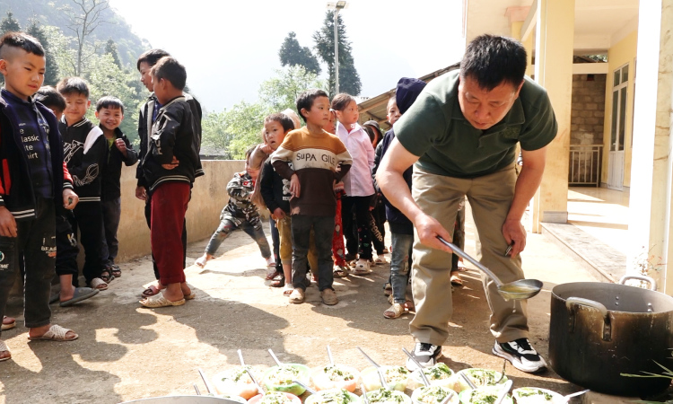 Vợ chồng giáo viên vùng cao nấu cơm giữ học sinh ở lại trường