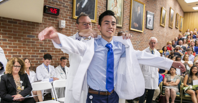 Tân sinh viên được khoác áo blouse trắng trong ngày nhập học trường Y, Đại học Vanderbilt, năm 2019. Ảnh: Vanderbilt University Medical Center.