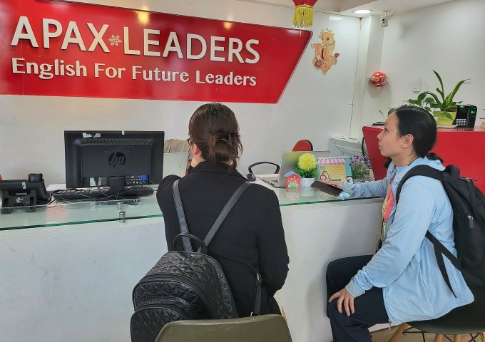 Phụ huynh Apax Leaders đến cơ sở trên đường Phan Xích Long đòi lại tiền học phí hồi tháng 2. Ảnh: HN