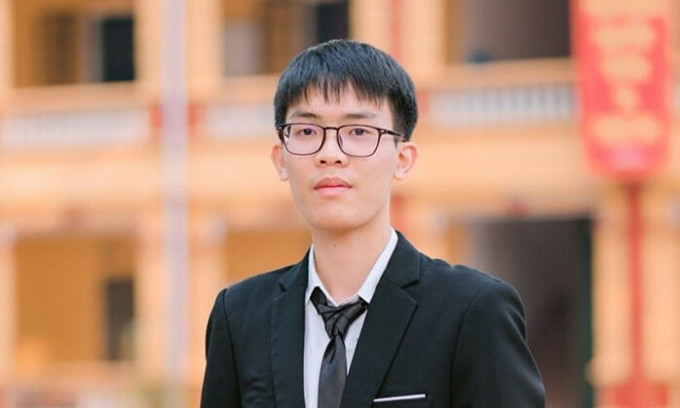 Nguyễn Đăng Huy chụp ảnh kỷ yếu trong sân trường THPT Yên Lạc, hồi tháng 3/2023. Ảnh: Nhân vật cung cấp