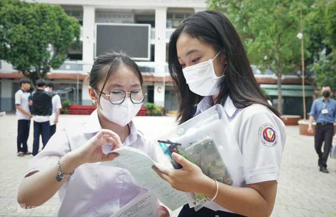 Thí sinh trao đổi sau giờ thi môn Toán vào lớp 10 công lập, sáng 7/6. Ảnh: Lệ Nguyễn